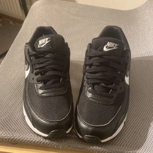 Nike air max 90 - Jätte fina skor helt nya använd 1 gång, säljer på grund av att dom är för små.