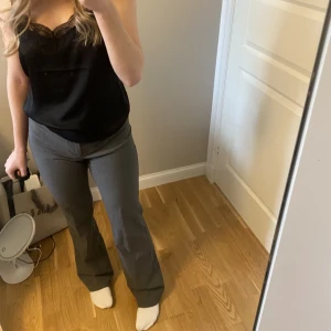 Kostymbyxor  - Grå trendiga kostymbyxor medelhög midja, nyskick. Är 160 lång ❤️