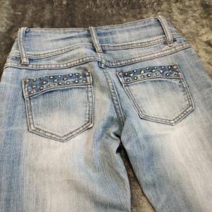 Monday jeans - Snygga jeans från monday i storlek 36. Midjemått 36cm, ytterbenslängd 103cm. Har också ett litet hål på baksidan (skriv för bild) Skriv vid frågor osv 🩷