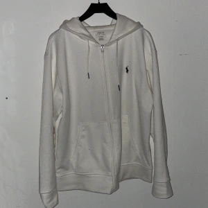 Ralph Lauren Zip - Säljer min Ralph Lauren zip nu då den är för stor för mig. Använd 2-3 gånger hemma bara Skick 10/10 Säljer den för bara 1200kr