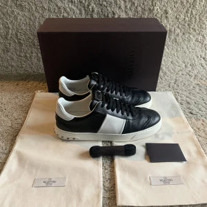 Valentino flycrew  - Säljer nu dessa sällsynta Valentino flycrews🙌 Skorna är i ett väldigt fint skick (nyskick). Box, 2 dustbags, extra skosnören samt valentino kort följer med. Tveka inte på att skriva till oss vid frågor och funderingar🤩 TAR INTE BYTEN 