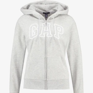Gap zip hoodie  - Säljer denna tröja då den inte kommer till användning, den är i bra skick då den knappt är använd 