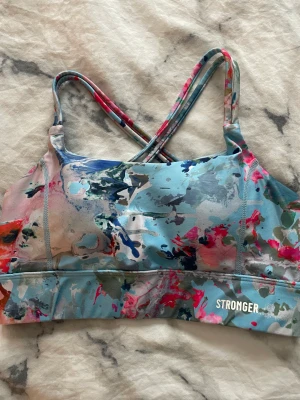 Stronger topp - Säljer denna stronger topp i storlek xs då den har börjat blivit lite tajt. Den är i nytt skick och använd fåtal gånger. Sitter även skönt när man ska träna. Köpt för 400kr pris kan diskuteras. Kontakta vid frågor.