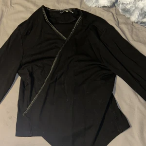 Kofta - Svart koft som inte kommer till användning. Det står att storleken är XL men det stämmer verkligen inte. Jag som har Xs o S o den passar mig