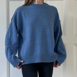 Arcane attire kashmir tröja  - Så fin tröja i 100% återvunnet kashmir från Arcane attire med synliga sömmar . Slutsåld på hemsidan.