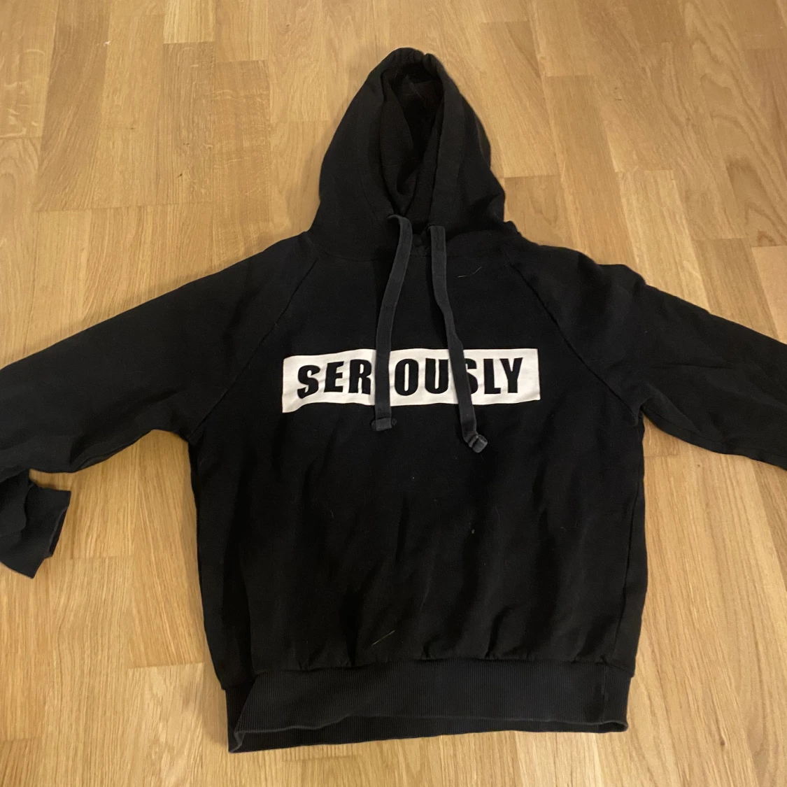 Svart hoodie