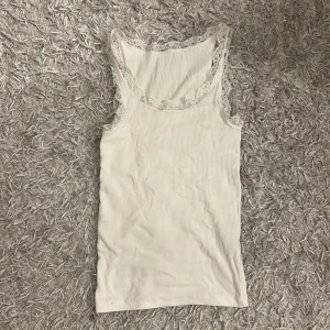 Linne med spets - Supergulligt linne med spetsdetaljer, osäker på storlek då det ej finns någon lapp men gissar på ungefär xs/s beroende på önskad passform 💗