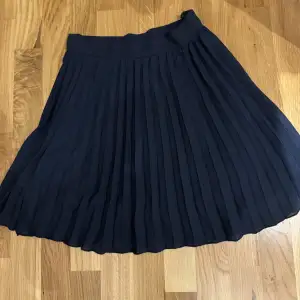 Super snygg veckad kjol i marinblått  Storlek xs  Använd 1 gång 