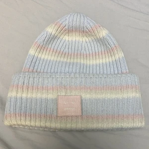 Acne mössa  - Säljer min super snygga acne mössa som inte går att köpa längre, nypris är vän runt 2000 jag säljer för 800, säljer då jag inte använder den längre 🩷