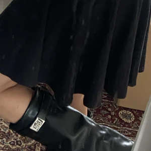 KJOL - säljer pga den inte kommer till användning  super stretchigt material och bra kvalitet 