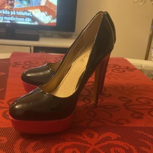 Klack skor  - Svarta stilleto storlek 38 små defekt 