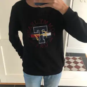 Oanvänd Tommy hilfiger tröja med kristaller på. Säljer då den inte kommer till användning. Nypris är 1100 kr och jag säljer för 360kr💗