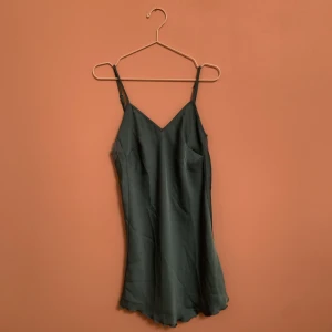 Slip dress  - Blå silkes klänning/ nattlinne med spetts, djup i ryggen och sjysterbara band