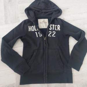 säljer denna sååå fina hollister zip up hoodien med tryck på framsidan (som man ser på bilden) 😍 perfekt till vintern då den är ganska tjock 💕inga defekter eller tecken på användning 💕 använd gärna köp nu‼️