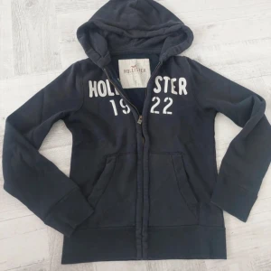 hollister zip up hoodie - säljer denna sååå fina hollister zip up hoodien med tryck på framsidan (som man ser på bilden) 😍 perfekt till vintern då den är ganska tjock 💕inga defekter eller tecken på användning 💕 använd gärna köp nu‼️