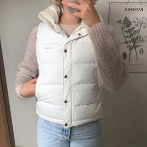 Dunväst - Varm dunväst från Peak Performance. Säljer då den är för liten för mig! 