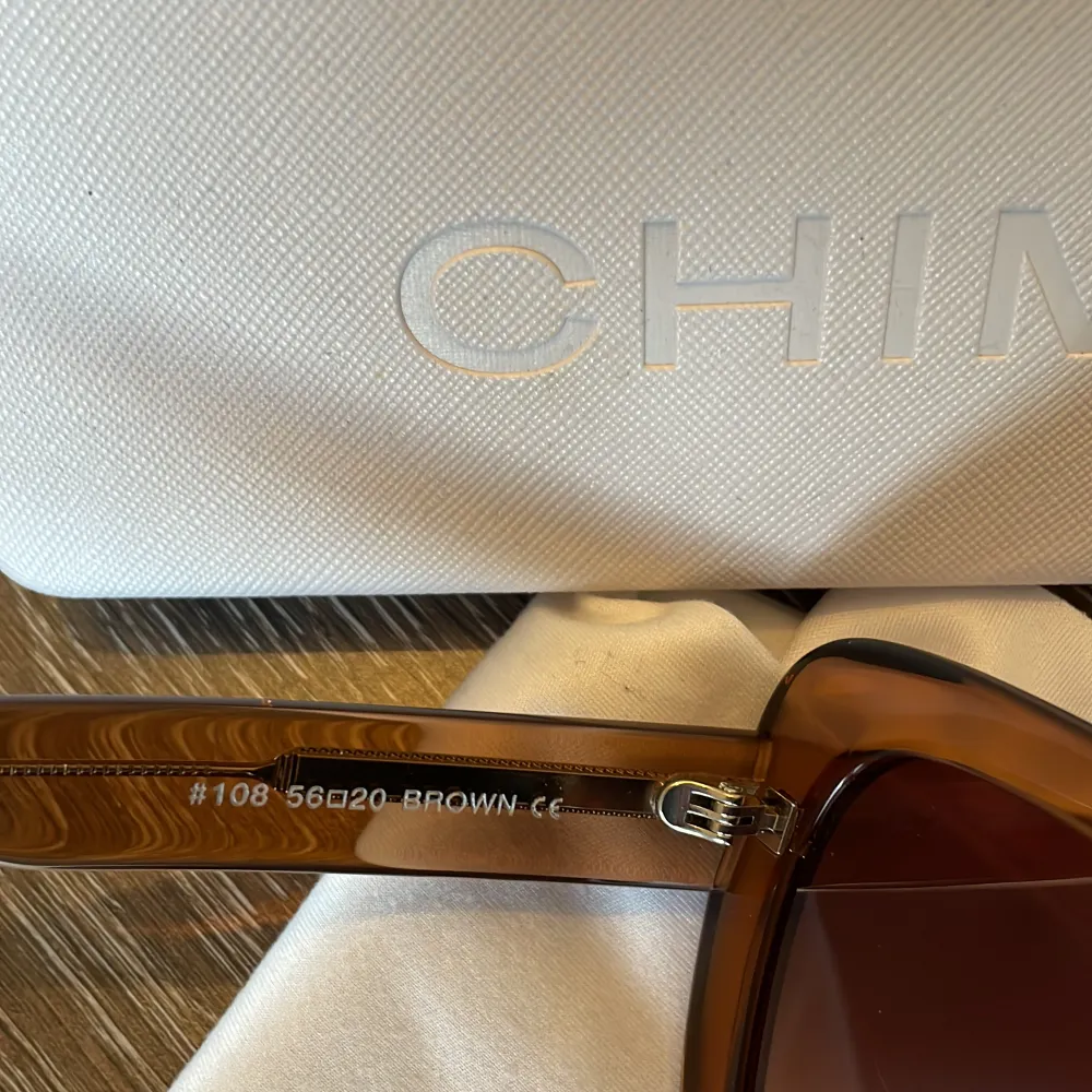 Trendiga, stora solglasögon med shade i glaset. Lite 70-talslook. Chimi ask, putsduk och påse medföljer.. Övrigt.