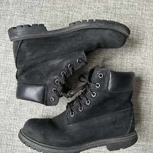 Svarta Timberlands  - Svarta timberlands, använda en vinter och lite slitna (se bild) Men världens bästa sko!  