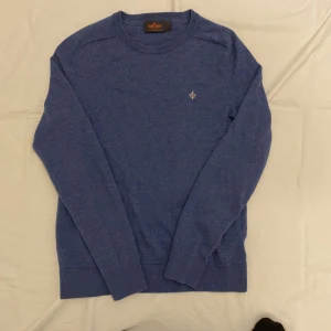 Morris, 100% merino - Morris tröja i 100% merinoull. Storlek s. Längd mellan armhålorna: 43cm (väldigt elastiskt tyg). Armarnas längd: 60cm. Tröjans totala längd: 60cm.