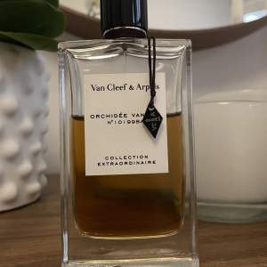 Van cleef & arpels orchidee vanille 75 ml✨kommer tyvärr inte till användning men luktar otroligt! Nypris 1535 kr