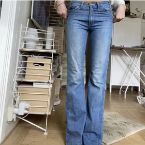 Utsvängda Acne jeans - Så sjukt najs utsvängda jeans från Acne, asnajs passform och sitter jättenajs på👌🏽❤️