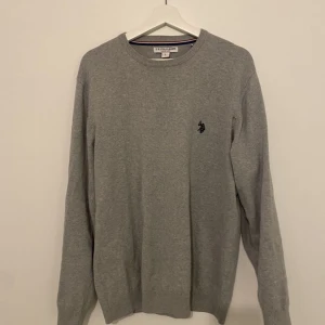 Stickad tröja  - Säljer en skön U.S polo assn stickad tröja. Den har använts fåtal gånger och är i ett 10/10 skick. Ny pris 750