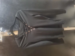 Tröja - Svart tröja med snörning. Tröjan är från ginatricot och storleken är M. Tröjan är i mycket bra skick. 