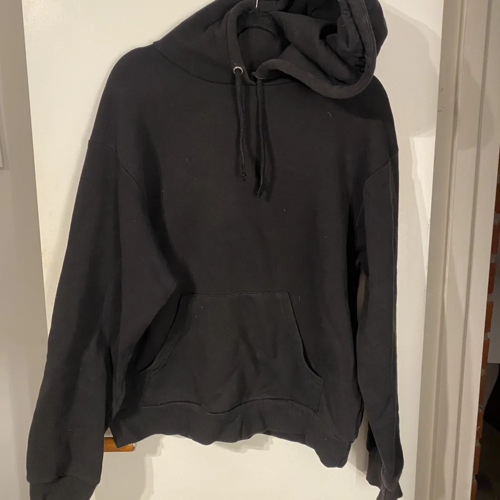 Fin hoodie ifrån Monki. I storlek XS men passar även S. Skriv för frågor och funderingar💕💕🥰🥰. Hoodies.