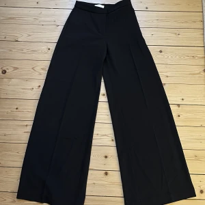 Lågmidjade kostymbyxor. NYA! - Lågmidjade byxor från HM. Aldrig använda. Sitter så fint men lite små för mig. Nypris 299kr