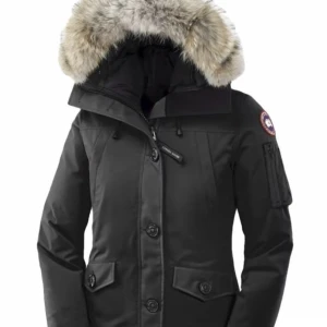 Canada goose Montebello - Säljer nu min fina canada goose i bra skick men skulle behöva tvättas men är inte skadad men säljs då jag inte anväder den längre köpt på länna sport men köpt på plick av en annnan tjej, äkta! Skulle behöva kemtvättas men är ej skadad (päls medföljer)