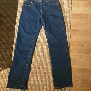 Levis 501 mörkblå  - Hej! Säljer ett par 501:or. Helt oanvända så perfekt skick. 