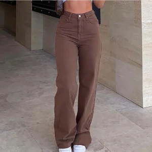 H&m bruna jeans - Lånade bilder! i god skick utom längst ned där det är en del slitna, i strl Xs, köpare står för frakt🤎