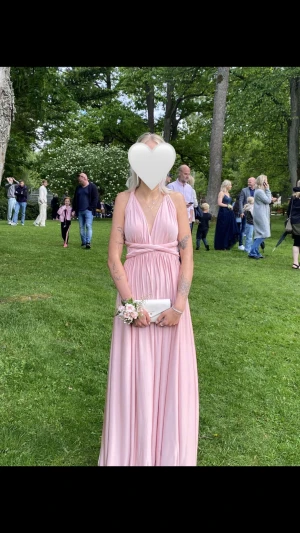 balklänning - säljer min superfina multi wrap dress från Eliza and Ethan. Använd en gång. nypris 2500kr, säljer för 1500kr, då den endast är använd en gång! medföljer även en bandeau topp som är i samma färg och materiel som klänningen 