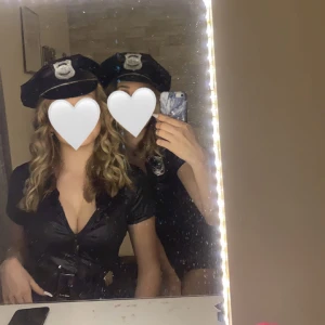 Polisdräkt - Snygg pilusdräkt, använd en gång under 2022! Fint skick. Nypris 400 Polismössa och batong ingår 