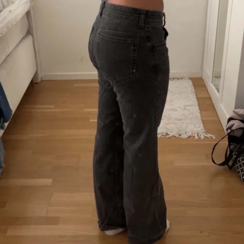 Säljer dessa superfina lowwaist svarta jeansen 💕. Jeans & Byxor.