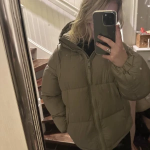Jacka - Jacka från hm, i en beige/grön ton, är i bra skick dock några fläckar som säkert går bort i tvätten men jag har ej försökt, väldigt varm och skön nu till vintern😊😊 först till kvarn, använd helst köp nu så det blir en säkrare affär!!