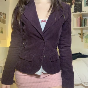 Lila Manchester jacka  - Lila tunn blazer/Jack från hm, finns matchande bälte till. 