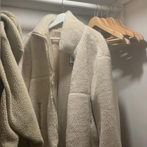 Splitterny teddyjacka  - Älskar modellen, superskön och varm, köpte dock alldeles för stor. Prislappen är kvar och den är helt oanvänd.