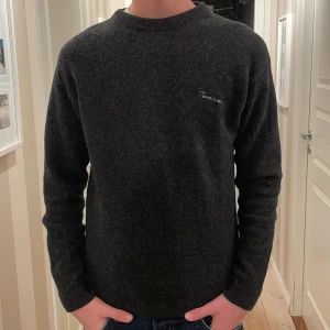 Burberry Knit  - Tjenare! Säljer en extremt skön och stillren burberry knit i 100% lammull. Perfekt nu i vinter och höst när man vill ha något varmare på sig🍁skick: 9/10 nypris:6000 (Pris kan diskuteras vid snabb affär)