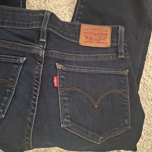 Levi’s 715 bootcut jeans  - Bootcutjeans perfekta till hösten & vintern! Passar någon runt 160cm lång. Säljs pga att de tyvärr inte kommer till användning. Använt ett fåtal gånger. Nypris ca 900kr