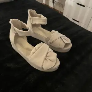 Använt några gng säljer pga försmå. De har en pytteliten fläck på ena sandalen som knappt syns. Jättefina och sköna, passar både en 36 och 37a.