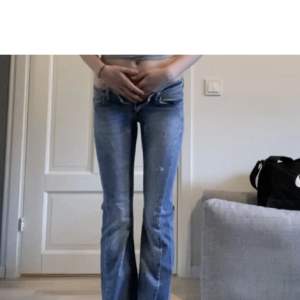 Jätte fina jeans från only!  De är lågmidjade o bootcut, midjemåttet är 33,5cm tvärs över och innerbennslängden är 78cm (första bilden är lånad) 