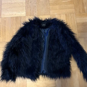 Pälsjacka - Marinblå pälsjacka från VILA, köpt för länge sen men använd några gånger bara