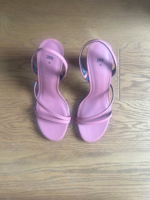 klackar från zara  - rosa klackar från zara. aldrig använda. de är i den färgen som sista bilden 