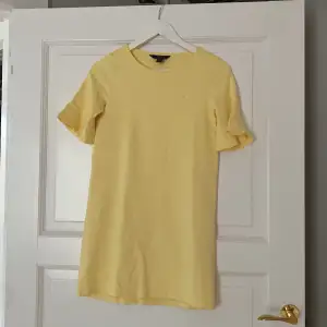 En superfin gul klänning som är för barn ( 12-14 år) endast provad 