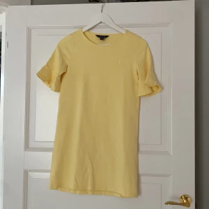 Ralph lauren klänning gul  - En superfin gul klänning som är för barn ( 12-14 år) endast provad 