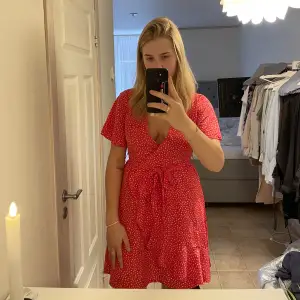 Röd klänning i storlek S. 