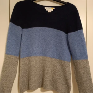 Kashmirtrlja - Tröja i 100% kashmir från Cashmere & Care  Felfritt skick, sparsamt använd. Tight storlek M, passar S. Supermjuk och varm. 