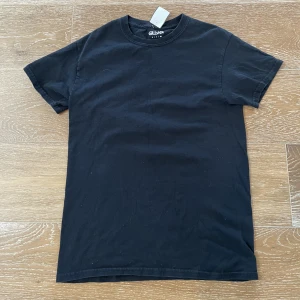 Vintage t-shirt - Säljer denna fina svarta vintage sweatshirt! Den är som helt ny storlek Xs.