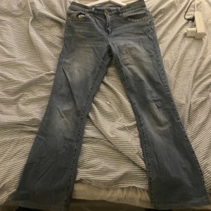 Bootcut jeans⚡️ - As snygga lågmidjade bootcut-jeans köpta här på Plick, ändvänds tyvärr inte längre (lite slitning längst ner) skriv för fler bilder✨